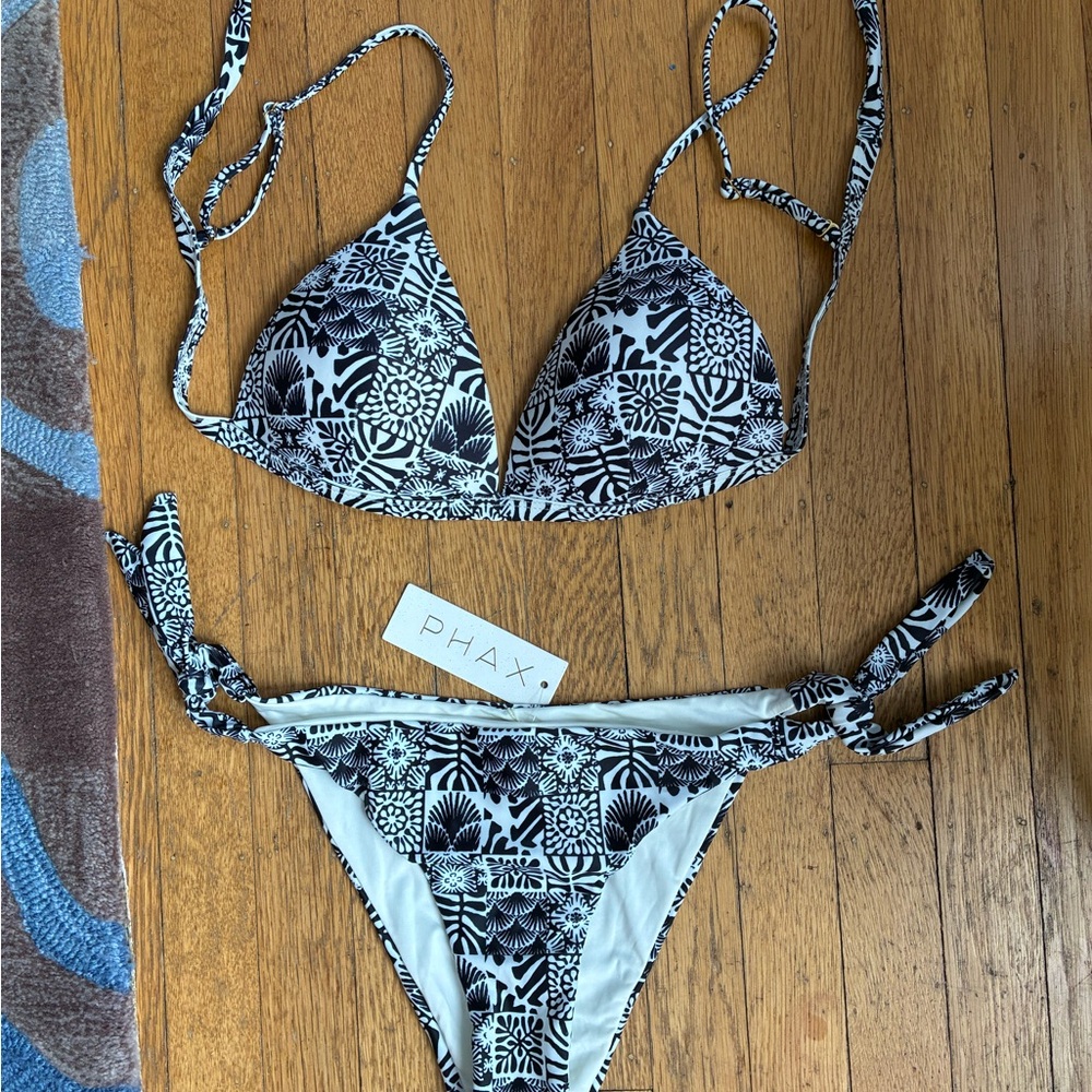 NEW with Tags Black and White Floral Bikini Top Med